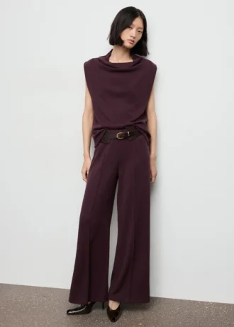 Kalhoty s rovným střihem a detaily švů