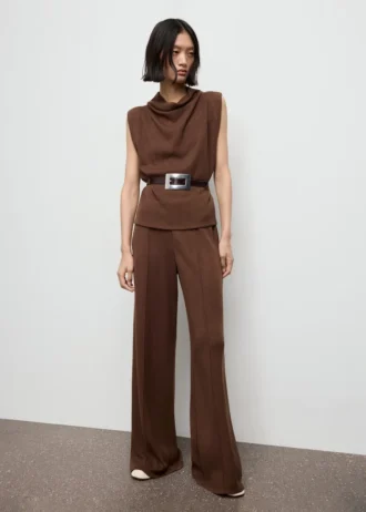 Kalhoty s rovným střihem a detaily švů