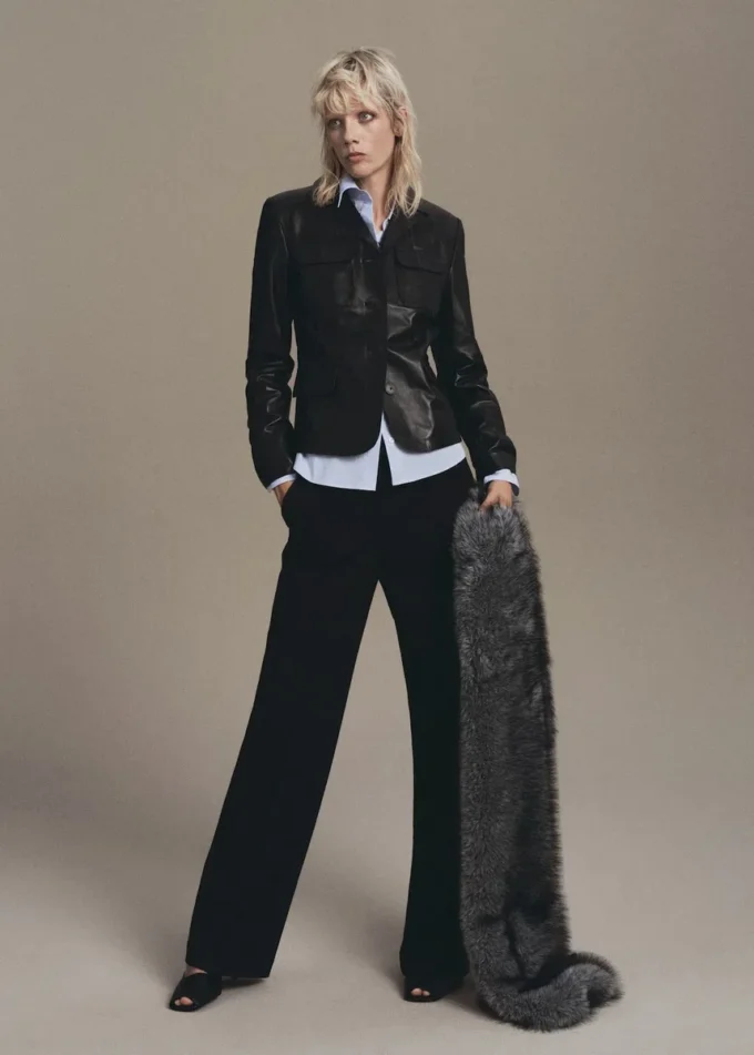 Kalhoty s rovným střihem a detaily švů Kalhoty s rovným střihem a detaily švů