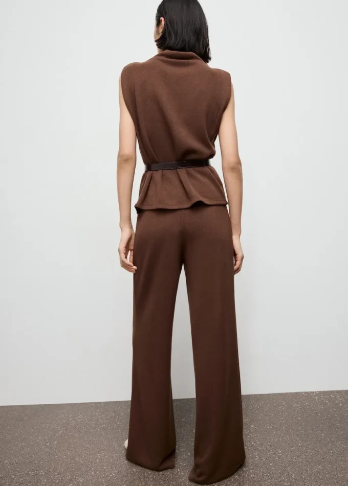 Kalhoty s rovným střihem a detaily švů Kalhoty s rovným střihem a detaily švů