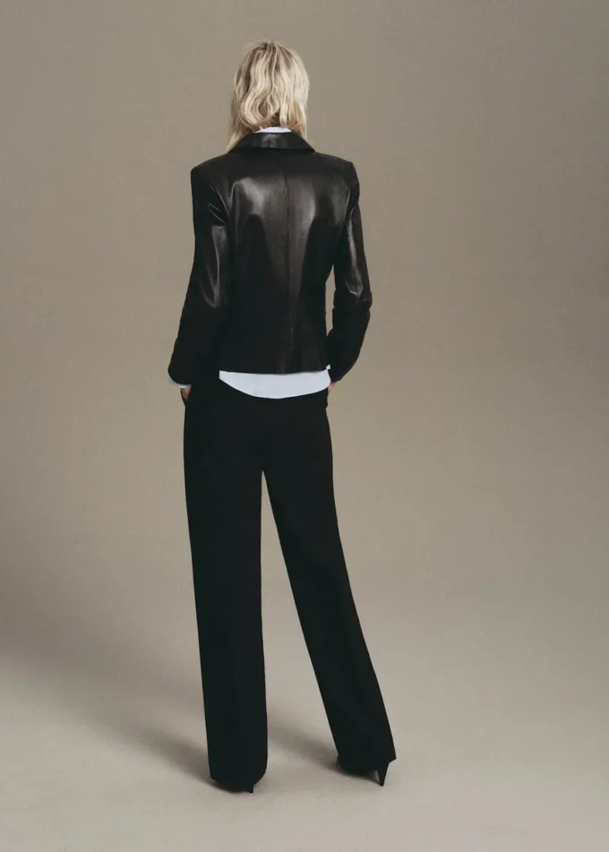 Kalhoty s rovným střihem a detaily švů Kalhoty s rovným střihem a detaily švů