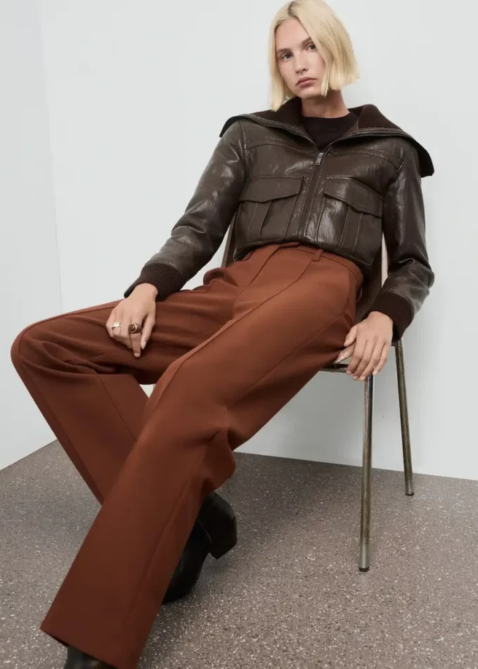 Kalhoty s rovným střihem a detaily švů Kalhoty s rovným střihem a detaily švů