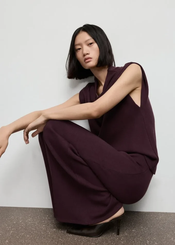 Kalhoty s rovným střihem a detaily švů Kalhoty s rovným střihem a detaily švů