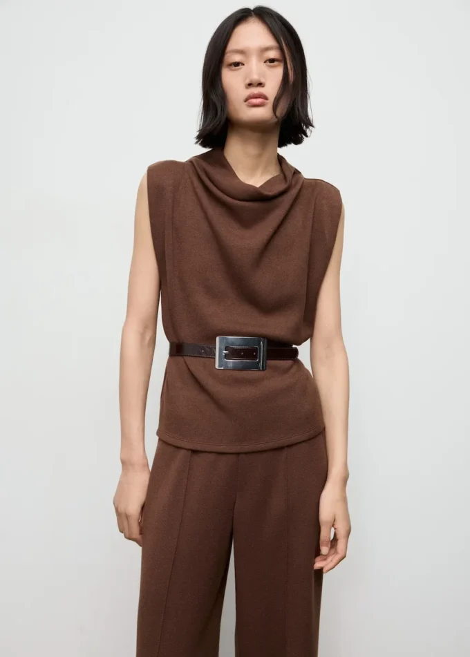 Kalhoty s rovným střihem a detaily švů Kalhoty s rovným střihem a detaily švů