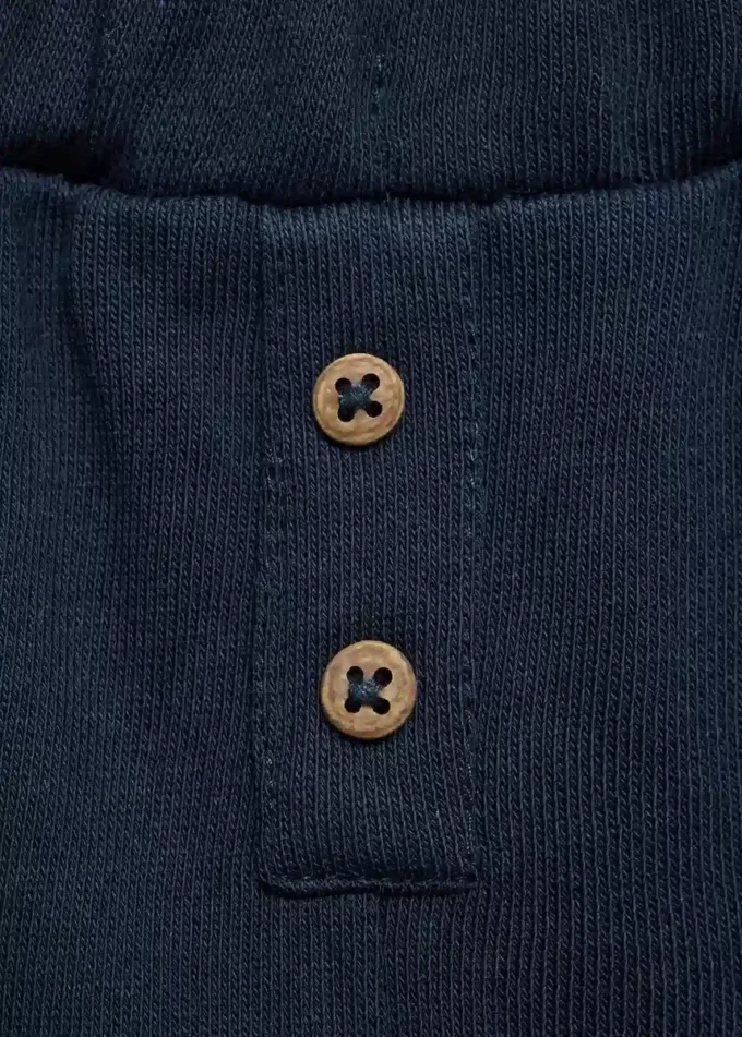 Kalhoty s rovným střihem a knoflíky Kalhoty s rovným střihem a knoflíky