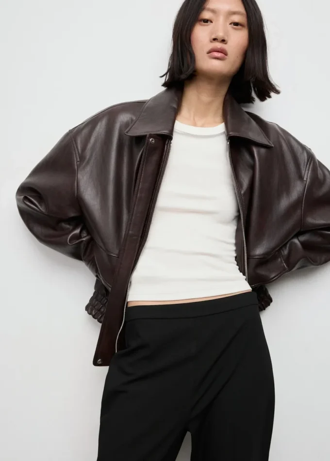 Kalhoty s vysokým pasem a rozšířenými nohavicemi Kalhoty s vysokým pasem a rozšířenými nohavicemi