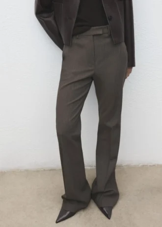 Kalhoty se středně vysokým pasem a rozšířenými nohavicemi