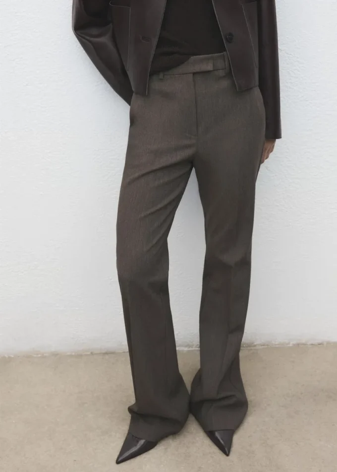 Kalhoty se středně vysokým pasem a rozšířenými nohavicemi Kalhoty se středně vysokým pasem a rozšířenými nohavicemi