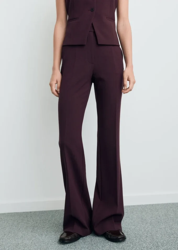 Kalhoty se středně vysokým pasem a rozšířenými nohavicemi Kalhoty se středně vysokým pasem a rozšířenými nohavicemi