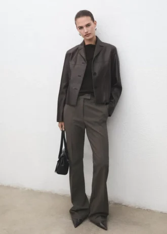 Kalhoty se středně vysokým pasem a rozšířenými nohavicemi