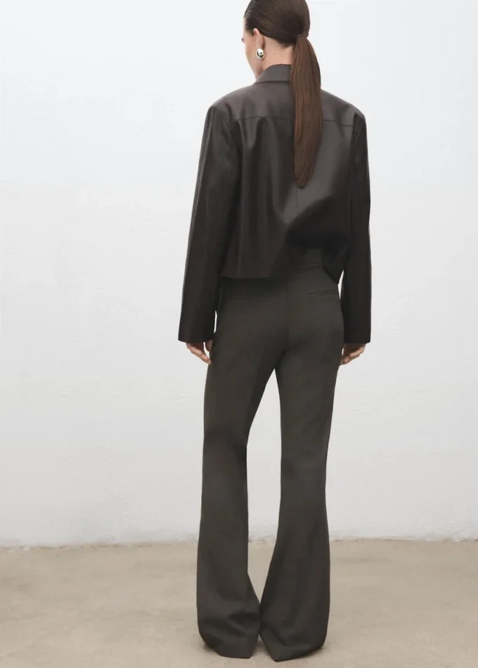 Kalhoty se středně vysokým pasem a rozšířenými nohavicemi Kalhoty se středně vysokým pasem a rozšířenými nohavicemi