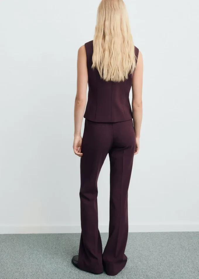 Kalhoty se středně vysokým pasem a rozšířenými nohavicemi Kalhoty se středně vysokým pasem a rozšířenými nohavicemi