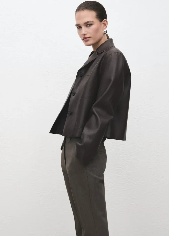 Kalhoty se středně vysokým pasem a rozšířenými nohavicemi Kalhoty se středně vysokým pasem a rozšířenými nohavicemi