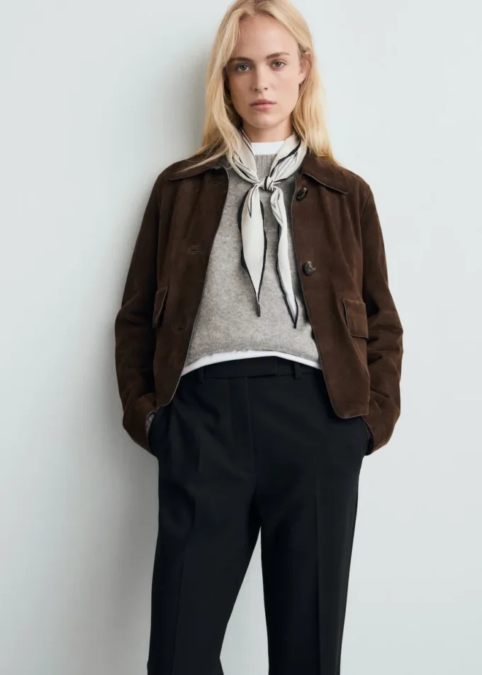 Kalhoty se středně vysokým pasem a rozšířenými nohavicemi Kalhoty se středně vysokým pasem a rozšířenými nohavicemi