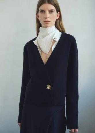 Křížený kardigan s knoflíky ve tvaru šperků