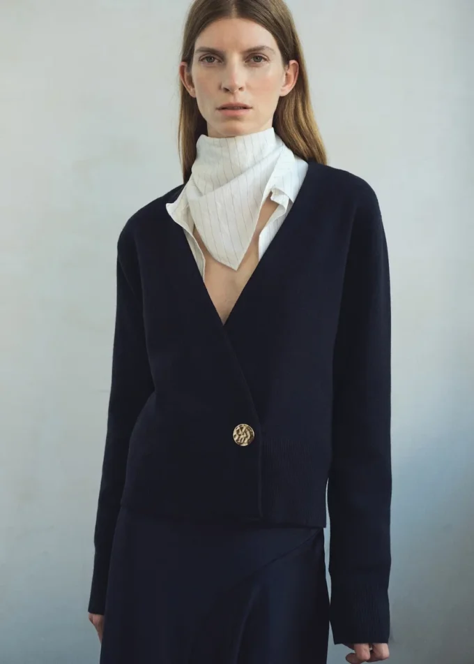 Křížený kardigan s knoflíky ve tvaru šperků Křížený kardigan s knoflíky ve tvaru šperků