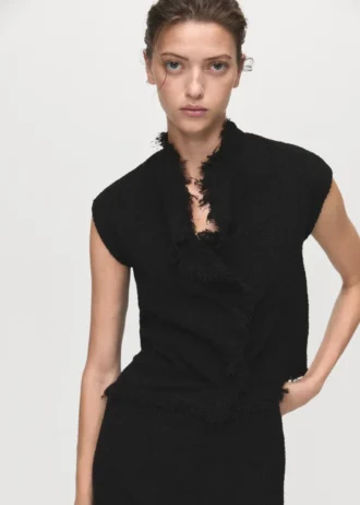 Křížený top s roztřepenými okraji