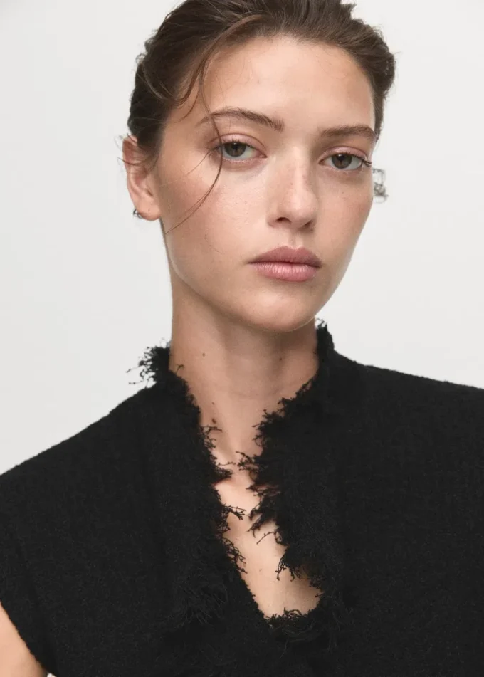 Křížený top s roztřepenými okraji Křížený top s roztřepenými okraji