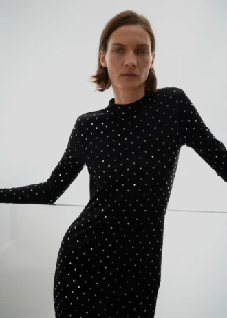 Křišťálové šaty s otevřenými zády Křišťálové šaty s otevřenými zády