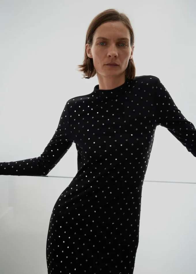 Křišťálové šaty s otevřenými zády Křišťálové šaty s otevřenými zády