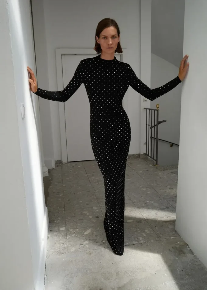 Křišťálové šaty s otevřenými zády Křišťálové šaty s otevřenými zády