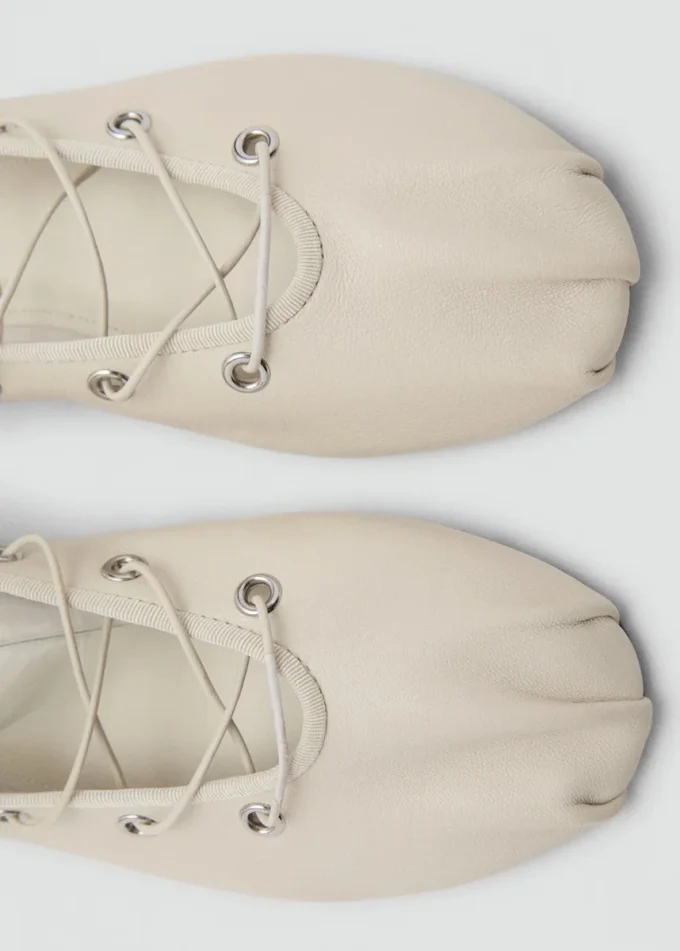 Kožené baleríny s překříženými pásky Kožené baleríny s překříženými pásky