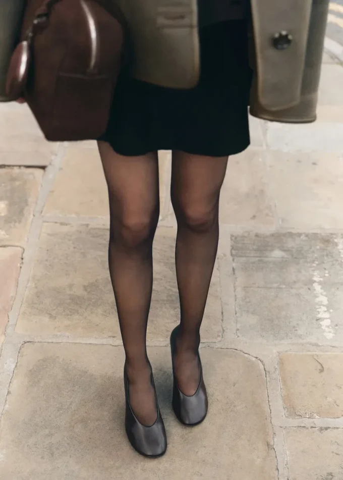 Kožené boty s vysokým podpatkem a kulatou špičkou Kožené boty s vysokým podpatkem a kulatou špičkou