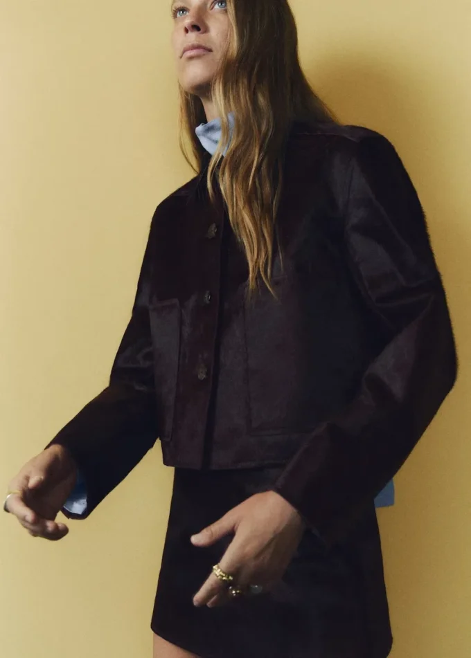 Kožená bunda s kožešinovými kapsami Kožená bunda s kožešinovými kapsami