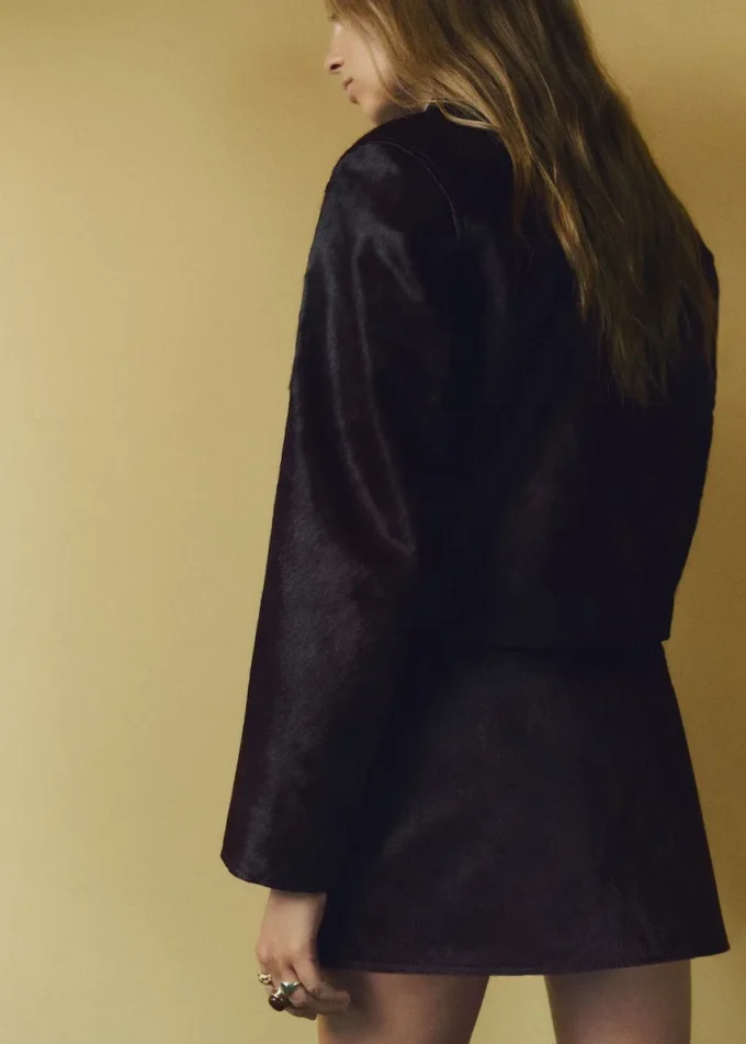 Kožená bunda s kožešinovými kapsami Kožená bunda s kožešinovými kapsami