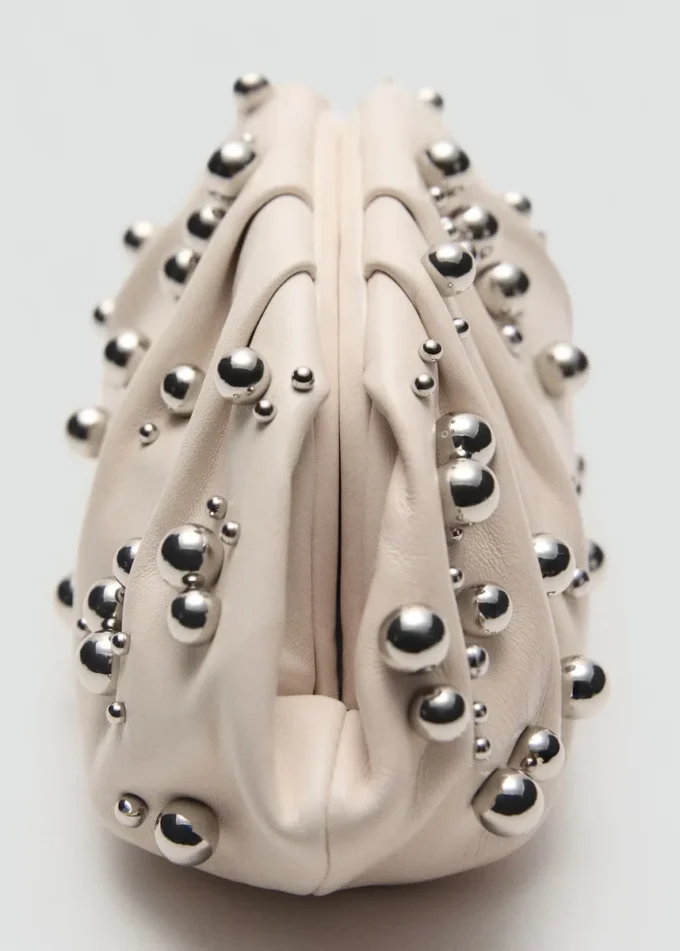 Kožená kabelka s detailem v podobě kuliček