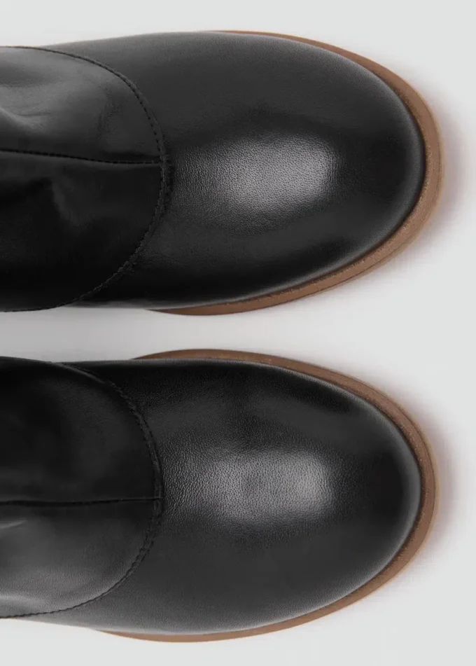 Kožené kotníkové boty s vyšívanými detaily Kožené kotníkové boty s vyšívanými detaily