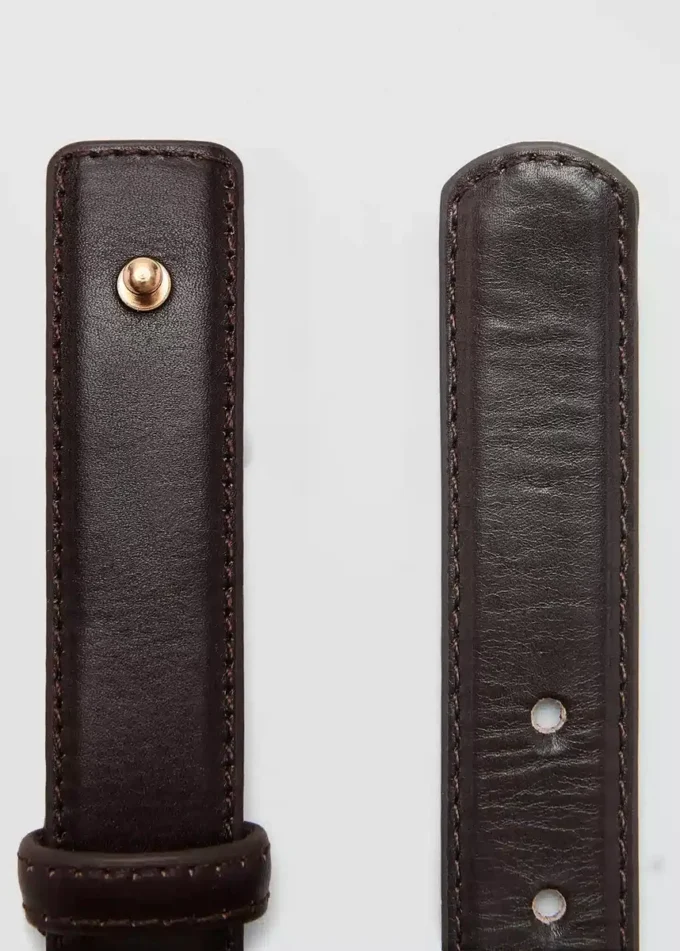 Kožený opasek s kovovými detaily Kožený opasek s kovovými detaily