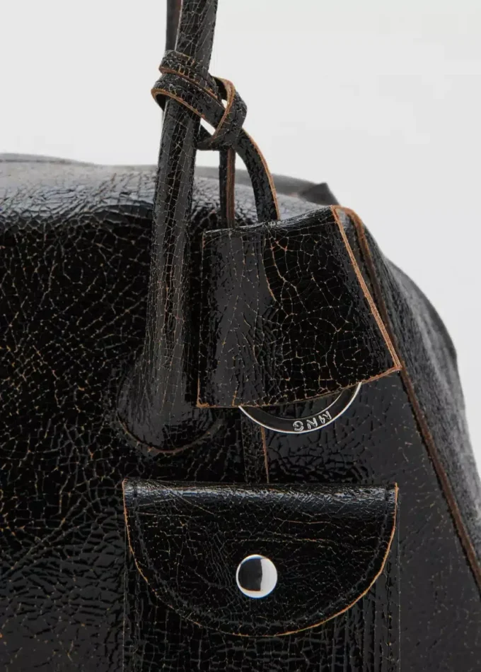 Kožená taška přes rameno s přívěsky Kožená taška přes rameno s přívěsky