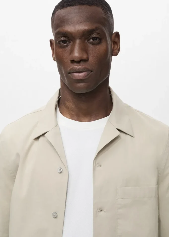 Košile s normálním střihem a náprsní kapsou Košile s normálním střihem a náprsní kapsou