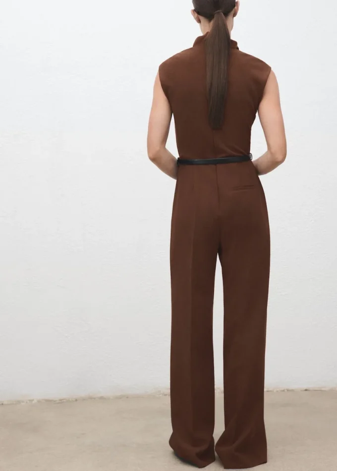 Kombinéza s drapovaným výstřihem a páskem Kombinéza s drapovaným výstřihem a páskem