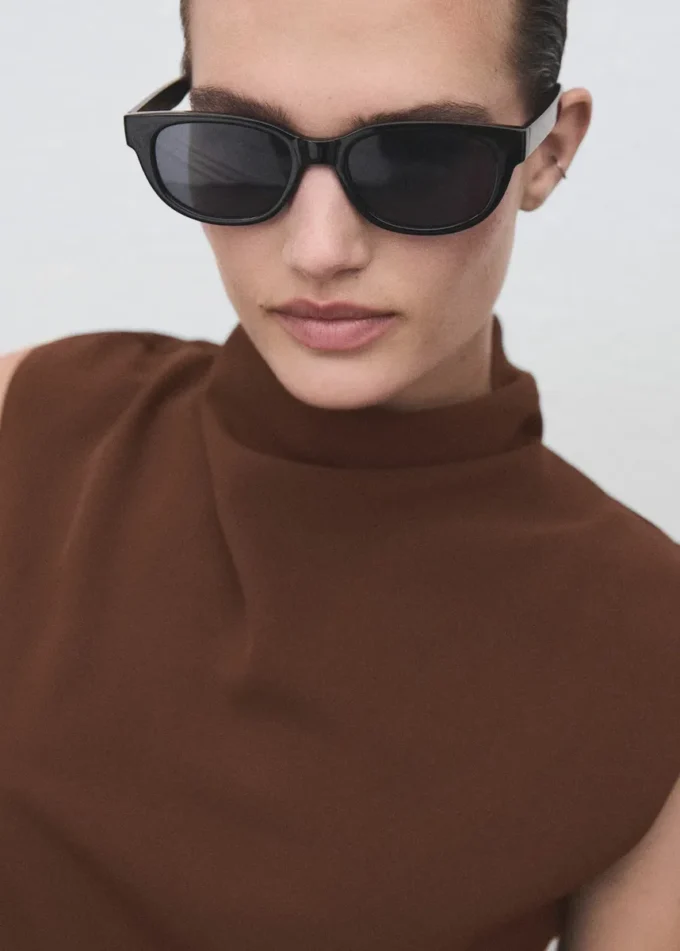 Kombinéza s drapovaným výstřihem a páskem Kombinéza s drapovaným výstřihem a páskem