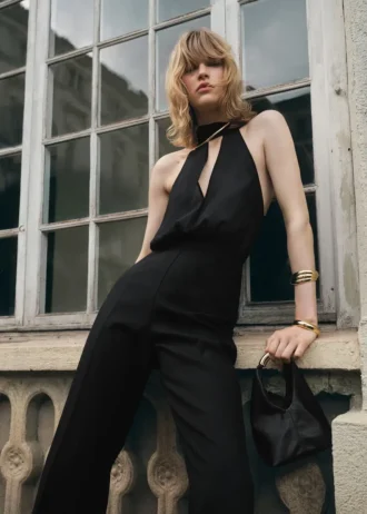 Kombinéza s halter výstřihem a šátkem