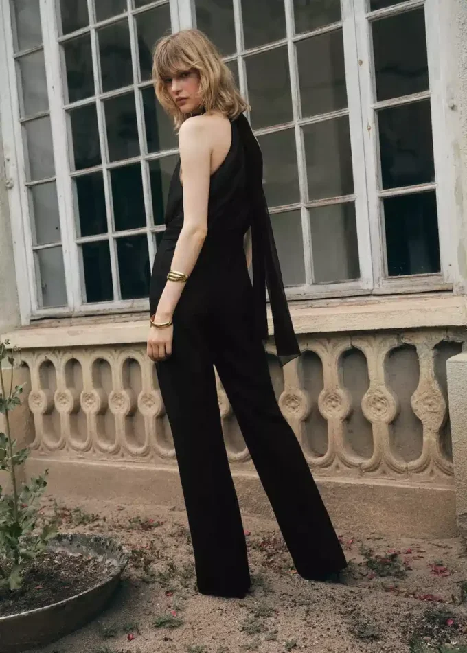 Kombinéza s halter výstřihem a šátkem Kombinéza s halter výstřihem a šátkem