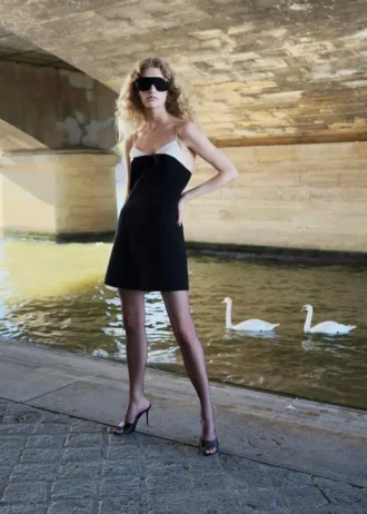 Kontrastní šaty s mašlí