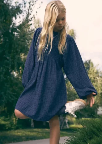 Kostkované šaty s vyšívanými detaily