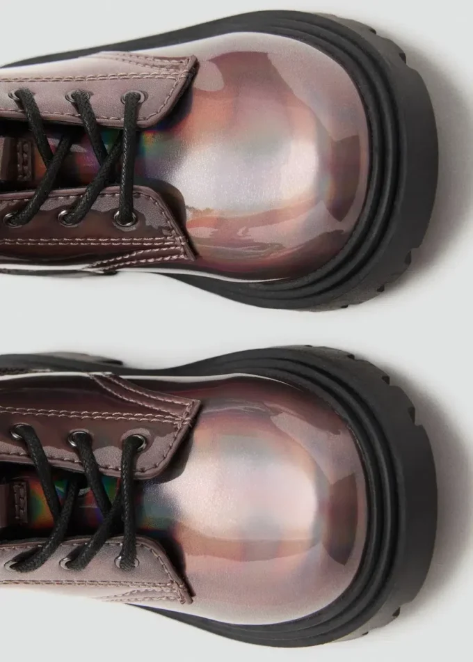 Kotníkové boty na zip s kovovým povrchem Kotníkové boty na zip s kovovým povrchem