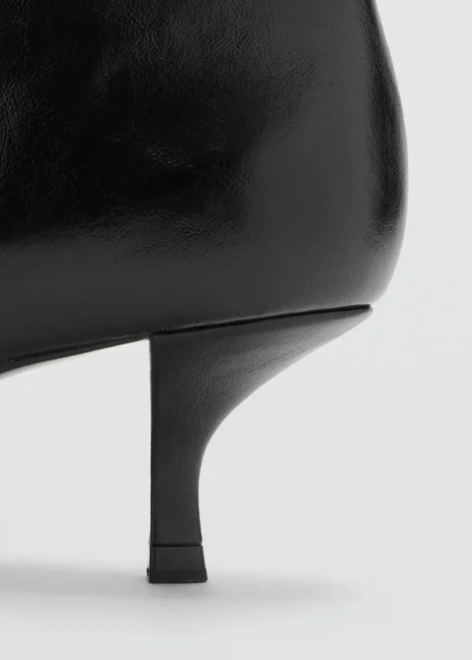 Kotníkové boty s nízkým podpatkem a špičatou špičkou Kotníkové boty s nízkým podpatkem a špičatou špičkou