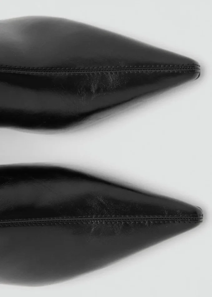 Kotníkové boty s nízkým podpatkem a špičatou špičkou Kotníkové boty s nízkým podpatkem a špičatou špičkou