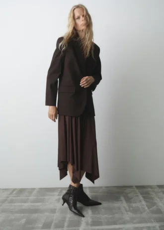 Kotníkové boty s špičatou špičkou z umělé kůže imitující krokodýlí kůži