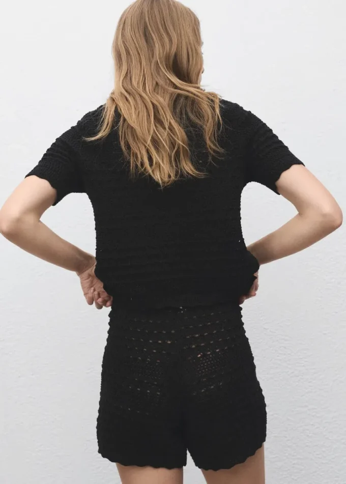 Krátký háčkovaný svetr Krátký háčkovaný svetr