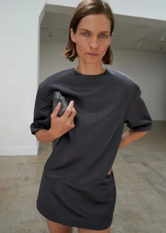 Krátké saténové šaty