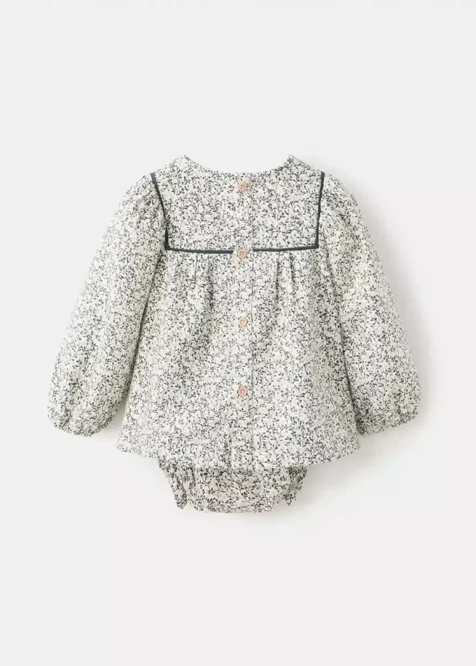 Květinové šaty a plenkové kalhotky Květinové šaty a plenkové kalhotky