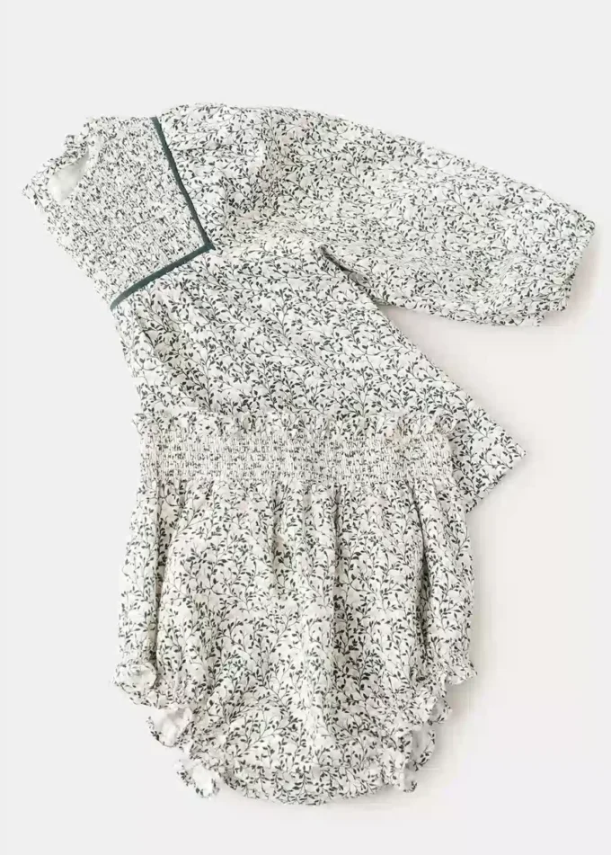 Květinové šaty a plenkové kalhotky Květinové šaty a plenkové kalhotky