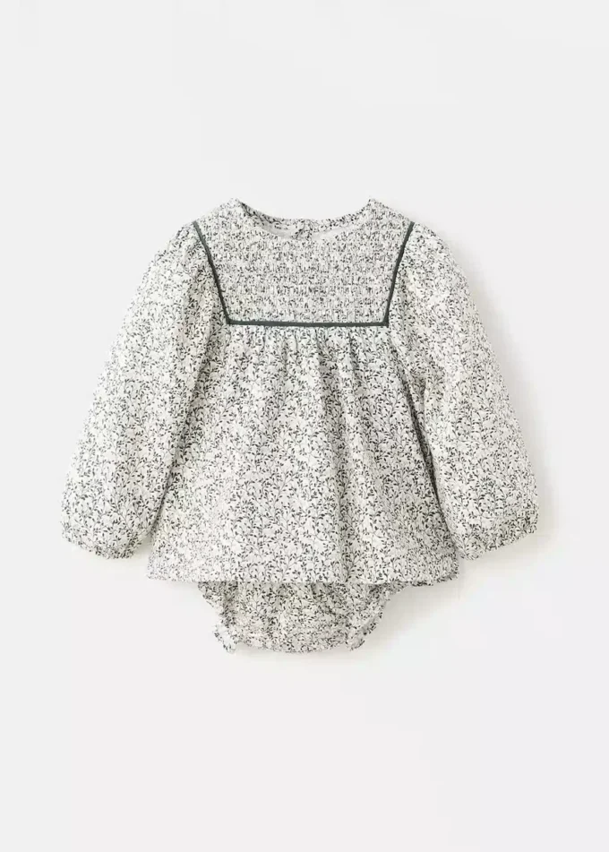 Květinové šaty a plenkové kalhotky Květinové šaty a plenkové kalhotky