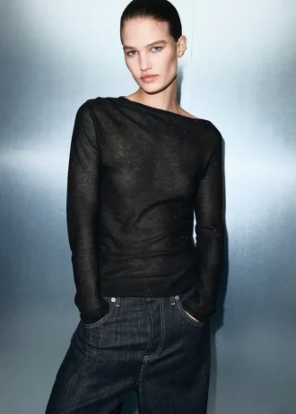 Lesklý top s lodním výstřihem